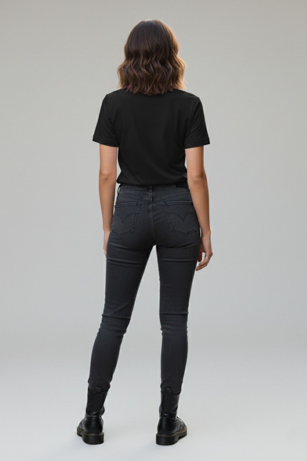 THE SIGNATURE VIBE REGULAR TEE